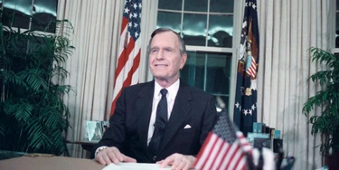O presidente George H.W. Bush discursa em rede nacional no Salão Oval, no dia 16 de janeiro de 1991, depois da deflagração da Operação Tempestade no Deserto contra o Iraque. O presidente George H.W. Bush discursa em rede nacional no Salão Oval, no dia 16 de janeiro de 1991, depois da deflagração da Operação Tempestade no Deserto contra o Iraque.