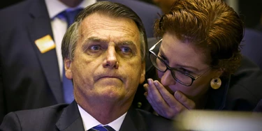 O presidente Jair Bolsonaro e a deputada Carla Zambelli durante sessão solene em homenagem ao ator Carlos Alberto de Nóbrega, na Câmara dos Deputados.