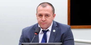 Abertamente alinhado a Bolsonaro, o ginecologista Raphael Câmara acumula cargos no Conselho Federal de Medicina, um órgão autônomo, e no Ministério da Saúde. Abertamente alinhado a Bolsonaro, o ginecologista Raphael Câmara acumula cargos no Conselho Federal de Medicina, um órgão autônomo, e no Ministério da Saúde.