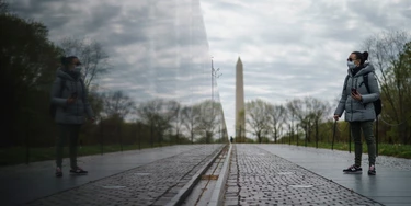 Uma mulher visita o Memorial dos Veteranos do Vietnã vazio, em 14 de abril, em Washington.