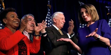 Da esquerda para a direita, deputada Barbara Lee, presidente do Congressional Black Caucus, deputado G. K. Butterfield, a deputada da minoria Whip Steny Hoyer e a líder da minoria na Câmara, Nancy Pelosi em um evento na noite da eleição em Washington, D.C., em 6 de novembro de 2018. Da esquerda para a direita, deputada Barbara Lee, presidente do Congressional Black Caucus, deputado G. K. Butterfield, a deputada da minoria Whip Steny Hoyer e a líder da minoria na Câmara, Nancy Pelosi em um evento na noite da eleição em Washington, D.C., em 6 de novembro de 2018.