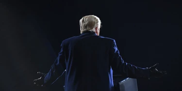 Donald Trump gesticula durante uma fala em comício no Aeroporto Regional Williamsport, em Montoursville, na Pensilvânia, em 31 de outubro de 2020.  Donald Trump gesticula durante uma fala em comício no Aeroporto Regional Williamsport, em Montoursville, na Pensilvânia, em 31 de outubro de 2020.