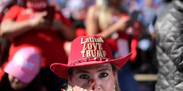 Apoiadores aguardam a chegada do presidente Donald Trump durante um comício de campanha no Aeroporto Phoenix Goodyear, em Goodyear, Arizona, no dia 28 de outubro de 2020.  Apoiadores aguardam a chegada do presidente Donald Trump durante um comício de campanha no Aeroporto Phoenix Goodyear, em Goodyear, Arizona, no dia 28 de outubro de 2020.