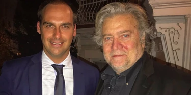 Nova visita de Eduardo Bolsonaro a Bannon escancarou: vai ter tumulto nas eleições de 2022 Nova visita de Eduardo Bolsonaro a Bannon escancarou: vai ter tumulto nas eleições de 2022