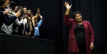 Stacey Abrams entra na arena do Morehouse College durante um evento de campanha em Atlanta, Geórgia, em 2 de novembro de 2018. Stacey Abrams entra na arena do Morehouse College durante um evento de campanha em Atlanta, Geórgia, em 2 de novembro de 2018.