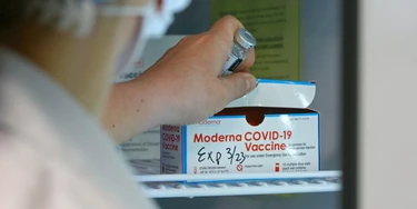 Em Central Falls, Rhode Island, um médico devolve para o refrigerador uma dose da vacina contra covid-19 do laboratório Moderna, em 1º de março de 2021. Em Central Falls, Rhode Island, um médico devolve para o refrigerador uma dose da vacina contra covid-19 do laboratório Moderna, em 1º de março de 2021.