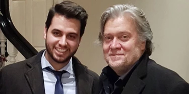 Empresas estão tirando anúncios de sites de mentiras após alertas de conta no Twitter, o que fez Filipe Martins (esquerda) choramingar. Nos EUA, páginas de extrema direita como Breitbart, de Steve Bannon, perderam milhões com a mesma ação. Empresas estão tirando anúncios de sites de mentiras após alertas de conta no Twitter, o que fez Filipe Martins (esquerda) choramingar. Nos EUA, páginas de extrema direita como Breitbart, de Steve Bannon, perderam milhões com a mesma ação.