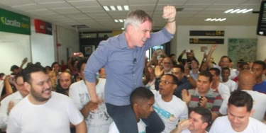 Flávio Rocha é carregado nos ombros por Jorge das Chagas Silva, militante do PRB.