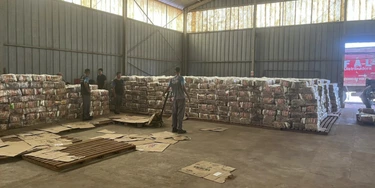 Cestas de alimentos armazenados em galpão em Roraima Cestas de alimentos armazenados em galpão em Roraima