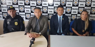 O delegado José Humberto de Melo (terceiro da esquerda para a direita) foi afastado do caso. Ele comandou a operação que prendeu ambientalistas e os colocou como suspeitos de provocar incêndios florestais. O delegado José Humberto de Melo (terceiro da esquerda para a direita) foi afastado do caso. Ele comandou a operação que prendeu ambientalistas e os colocou como suspeitos de provocar incêndios florestais.