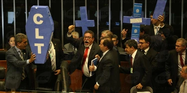Brasília - Após a conclusão da leitura do parecer do relator do projeto da reforma trabalhista, deputados de partidos de oposição ao governo retomaram a obstrução aos trabalhos no plenário (Antonio Cruz/Agência Brasil) Brasília - Após a conclusão da leitura do parecer do relator do projeto da reforma trabalhista, deputados de partidos de oposição ao governo retomaram a obstrução aos trabalhos no plenário (Antonio Cruz/Agência Brasil)