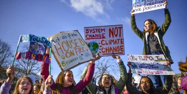 Crianças participando da Greve Global do Clima nas portas do Parlamento escocês em Edimburgo, Escócia, em 15 de março de 2019. Crianças participando da Greve Global do Clima nas portas do Parlamento escocês em Edimburgo, Escócia, em 15 de março de 2019.
