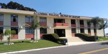 PM esconde surto de covid-19 em academia militar e mantém alunos aglomerados no Paraná PM esconde surto de covid-19 em academia militar e mantém alunos aglomerados no Paraná