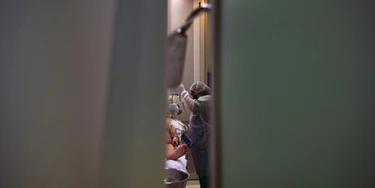 Com inconformismo e raiva, fotógrafo registra sofrimento em UTIs de covid-19 Com inconformismo e raiva, fotógrafo registra sofrimento em UTIs de covid-19