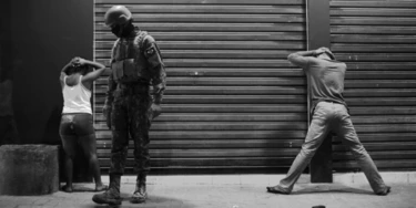 O Brasil não combate a pobreza; nosso país combate o pobre O Brasil não combate a pobreza; nosso país combate o pobre