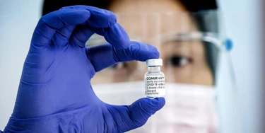 Profissional de saúde segura frasco da vacina Pfizer-BioNTech contra a covid-19 durante a primeira fase da campanha nacional de vacinação em um hospital de Sungai Buloh, nos arredores de Kuala Lumpur, Malásia, em 3 de março de 2021. 