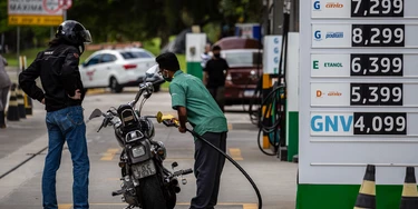 A grana da sua gasolina de R$ 7 abastece o Auxílio Mercado de Bolsonaro