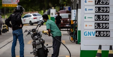 A grana da sua gasolina de R$ 7 abastece o Auxílio Mercado de Bolsonaro A grana da sua gasolina de R$ 7 abastece o Auxílio Mercado de Bolsonaro