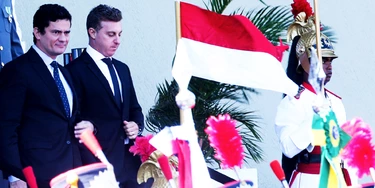 Brasília - O ex-juiz federal Sérgio Moro e o apresentador Luciano Huck participaram da cerimônia comemorativa ao Dia do Exército, no Quartel-General do Exército, em abril de 2017. Brasília - O ex-juiz federal Sérgio Moro e o apresentador Luciano Huck participaram da cerimônia comemorativa ao Dia do Exército, no Quartel-General do Exército, em abril de 2017.