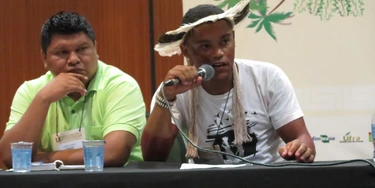 Seguranças do Planalto proíbem representante de índios de entrar em reunião porque usava cocar Seguranças do Planalto proíbem representante de índios de entrar em reunião porque usava cocar