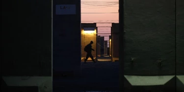 Um soldado do Exército dos EUA passa pelos muros de Camp Adder, na Base Aérea de Tallil, em 2 de dezembro de 2011. Um soldado do Exército dos EUA passa pelos muros de Camp Adder, na Base Aérea de Tallil, em 2 de dezembro de 2011.