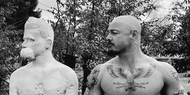 Jack Donovan posa ao lado de uma estátua de Nietzsche. Jack Donovan posa ao lado de uma estátua de Nietzsche.