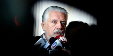 Brasil, Brasília, DF, 20/07/2015. O ministro da Defesa, Jaques Wagner, concede entrevista após a cerimônia de assinatura referente ao financiamento do projeto     Amazônia-SAR, de um radar orbital para combater o desmatamento na  Amazônia, no Ministério da Defesa, em Brasília (DF). Wagner afirmou que a posição do governo em relação à decisão do presidente da Câmara, Eduardo Cunha (PMDB-RJ), de     romper com o Planalto, foi expressa na nota oficial, destacando que era uma decisão pessoal, não do PMDB. - Crédito:DIDA SAMPAIO/ESTADÃO CONTEÚDO/AE/Código imagem:187015 Brasil, Brasília, DF, 20/07/2015. O ministro da Defesa, Jaques Wagner, concede entrevista após a cerimônia de assinatura referente ao financiamento do projeto     Amazônia-SAR, de um radar orbital para combater o desmatamento na  Amazônia, no Ministério da Defesa, em Brasília (DF). Wagner afirmou que a posição do governo em relação à decisão do presidente da Câmara, Eduardo Cunha (PMDB-RJ), de     romper com o Planalto, foi expressa na nota oficial, destacando que era uma decisão pessoal, não do PMDB. - Crédito:DIDA SAMPAIO/ESTADÃO CONTEÚDO/AE/Código imagem:187015