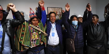 Luis Arce, centro, candidato a presidente do Movimento ao Socialismo, MAS, e seu vice David Choquehuanca, segundo à direita, comemoram a vitória nas eleições gerais durante uma entrevista coletiva em La Paz, Bolívia, nesta segunda-feira, 19 de outubro.