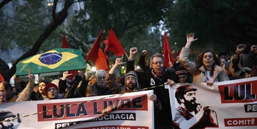 Manifestantes protestam pela soltura de Lula em frente ao TRF-4 em Porto Alegre, neste domingo.