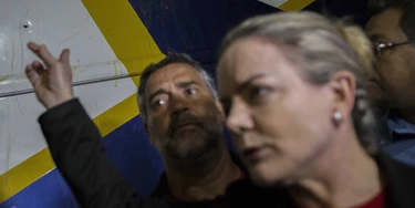 QUEDAS DO IGUAÇU, PR, 27.03.2018 ? LULA-PR: Senadora Gleisi Hoffmann - Caravana do ex-presidente Lula foi alvejada quando se encaminhava para a cidade de Laranjeiras, no Paraná. Pelo menos 4 tiros acertaram os ônibus, nesta terça-feira. (Foto: Marlene Bergamo/Folhapress) QUEDAS DO IGUAÇU, PR, 27.03.2018 ? LULA-PR: Senadora Gleisi Hoffmann - Caravana do ex-presidente Lula foi alvejada quando se encaminhava para a cidade de Laranjeiras, no Paraná. Pelo menos 4 tiros acertaram os ônibus, nesta terça-feira. (Foto: Marlene Bergamo/Folhapress)