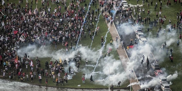 Manifestantes nos jardins do Planalto em ato contra a PEC55; terça-feira, 29. Manifestantes nos jardins do Planalto em ato contra a PEC55; terça-feira, 29.