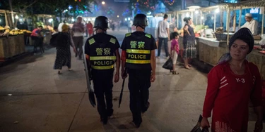 Patrulha policial em um mercado noturno perto da Mesquita de Id Kah na Região Autônoma Uigur de Xinjiang, na China, em 25 de junho de 2017, um dia antes do feriado de Eid al-Fitr. Patrulha policial em um mercado noturno perto da Mesquita de Id Kah na Região Autônoma Uigur de Xinjiang, na China, em 25 de junho de 2017, um dia antes do feriado de Eid al-Fitr.