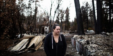 Michelle Teixeira em meio aos escombros de sua casa, destruída no incêndio de Camp, em Paradise, Califórnia.