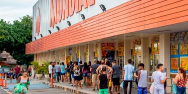 Nas vésperas da Páscoa, centenas de pessoas fazem aglomeração em lojas e supermercados na zona norte do Rio de Janeiro.