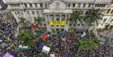 Multidão acompanha leitura da Carta pela Democracia na entrada da Faculdade de Direito da USP, no Largo de São Francisco, em São Paulo. Multidão acompanha leitura da Carta pela Democracia na entrada da Faculdade de Direito da USP, no Largo de São Francisco, em São Paulo.