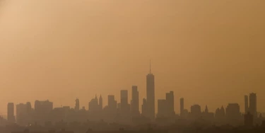 O horizonte de Manhattan ao pôr-do-sol em 23 de maio de 2018, em Nova York. O horizonte de Manhattan ao pôr-do-sol em 23 de maio de 2018, em Nova York.