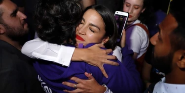 Alexandria Ocasio-Cortez abraça um apoiador durante a celebração da vitória na boate La Boom no Queens, em Nova York, em 6 de novembro. Alexandria Ocasio-Cortez abraça um apoiador durante a celebração da vitória na boate La Boom no Queens, em Nova York, em 6 de novembro.