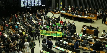BRASÍLIA, DF, 15.04.2016: DILMA-IMPEACHMENT – Deputados com cartaz “acabou a boquinha” durante debate do processo de impeachment da presidente Dilma Rousseff, na Câmara dos Deputados, nesta sexta-feira (15). (Foto: Alan Marques/Folhapress)