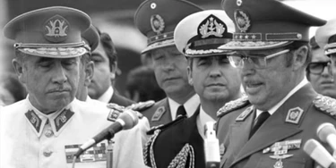 Augusto Pinochet e Alfredo Stroessner, heróis de Jair Bolsonaro. Augusto Pinochet e Alfredo Stroessner, heróis de Jair Bolsonaro.