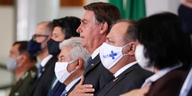 (Brasília - DF, 14/10/2020) Presidente da República, Jair Bolsonaro durante execução do Hino Nacional Brasileiro.Foto: Alan Santos/PR (Brasília - DF, 14/10/2020) Presidente da República, Jair Bolsonaro durante execução do Hino Nacional Brasileiro.Foto: Alan Santos/PR