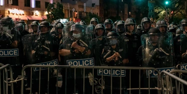 Policiais de Nova York bloqueiam a saída da Ponte de Manhattan para impedir a passagem do Brooklyn para Manhattan de centenas de manifestantes contra a violência policial e o racismo sistêmico, horas depois da entrada em vigor de um toque de recolher na cidade de Nova York em 2 de junho. Policiais de Nova York bloqueiam a saída da Ponte de Manhattan para impedir a passagem do Brooklyn para Manhattan de centenas de manifestantes contra a violência policial e o racismo sistêmico, horas depois da entrada em vigor de um toque de recolher na cidade de Nova York em 2 de junho.