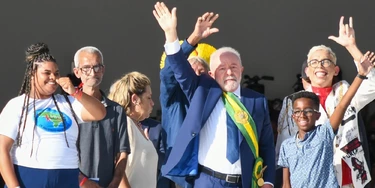 Lula recebeu a faixa presidencial de diversas pessoas que representaram o povo brasileiro Lula recebeu a faixa presidencial de diversas pessoas que representaram o povo brasileiro