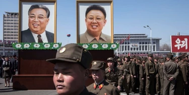 Soldados norte-coreanos passam diante dos retratos dos ex-líderes da Coreia do Norte / AFP PHOTO / Ed JONES (Photo credit should read ED JONES/AFP/Getty Images) Soldados norte-coreanos passam diante dos retratos dos ex-líderes da Coreia do Norte / AFP PHOTO / Ed JONES (Photo credit should read ED JONES/AFP/Getty Images)