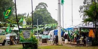 BARUERI, SP - 09.01.2023: MORAES DETERMINA DESOCUPAÇÃO EM QGS - O ministro do Supremo Tribunal Federal (STF), Alexandre de Moraes determinou o desmonte dos acampamentos dos manifestantes anti-democráticos em todo território nacional em 24 horas. Na foto, acampamento de bolsonaristas radicais em frente ao Arsenal de Guerra em Barueri na Grande São Paulo nesta segunda-feira (9). (Foto: Aloisio Mauricio /Fotoarena/Folhapress) ORG XMIT: 2317774 BARUERI, SP - 09.01.2023: MORAES DETERMINA DESOCUPAÇÃO EM QGS - O ministro do Supremo Tribunal Federal (STF), Alexandre de Moraes determinou o desmonte dos acampamentos dos manifestantes anti-democráticos em todo território nacional em 24 horas. Na foto, acampamento de bolsonaristas radicais em frente ao Arsenal de Guerra em Barueri na Grande São Paulo nesta segunda-feira (9). (Foto: Aloisio Mauricio /Fotoarena/Folhapress) ORG XMIT: 2317774