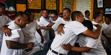 El Salvador quer parar a violência de gangues, mas o governo Trump segue apoiando ações baseadas na fracassada política “mãos de ferro” El Salvador quer parar a violência de gangues, mas o governo Trump segue apoiando ações baseadas na fracassada política “mãos de ferro”