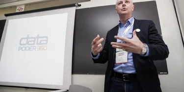 Fernando Rodrigues, do Data Poder360, foi criticado por Ibope e Datafolha por pesquisas eleitorais feitas por telefone. Fernando Rodrigues, do Data Poder360, foi criticado por Ibope e Datafolha por pesquisas eleitorais feitas por telefone.