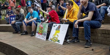 Membros de um grupo de estudos pró-Trump, na Universidade do Estado de Portland, escutam a palestrantes no "Rally de Liberdade de Expressão de Trump", na cidade de Portland, Oregon, em 4 de Julho de 2017. Membros de um grupo de estudos pró-Trump, na Universidade do Estado de Portland, escutam a palestrantes no "Rally de Liberdade de Expressão de Trump", na cidade de Portland, Oregon, em 4 de Julho de 2017.
