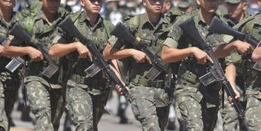 Avanço do autoritarismo no Brasil assanha os militares Avanço do autoritarismo no Brasil assanha os militares
