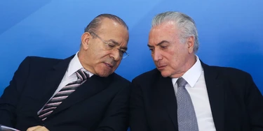 Brasília - O ministro da Casa Civil, Eliseu Padilha, e o presidente Michel Temer durante cerimônia de assinatura da medida provisória do Programa de Manutenção e Geração de Empregos (Antonio Cruz/Agência Brasil) Brasília - O ministro da Casa Civil, Eliseu Padilha, e o presidente Michel Temer durante cerimônia de assinatura da medida provisória do Programa de Manutenção e Geração de Empregos (Antonio Cruz/Agência Brasil)