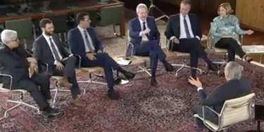 Fofocas, gargalhadas, romance e diversão de montão: as estrelas da mídia encontram seu Presidente Fofocas, gargalhadas, romance e diversão de montão: as estrelas da mídia encontram seu Presidente